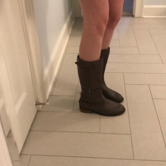 Women’s brown boots. - Picture 3 of 4